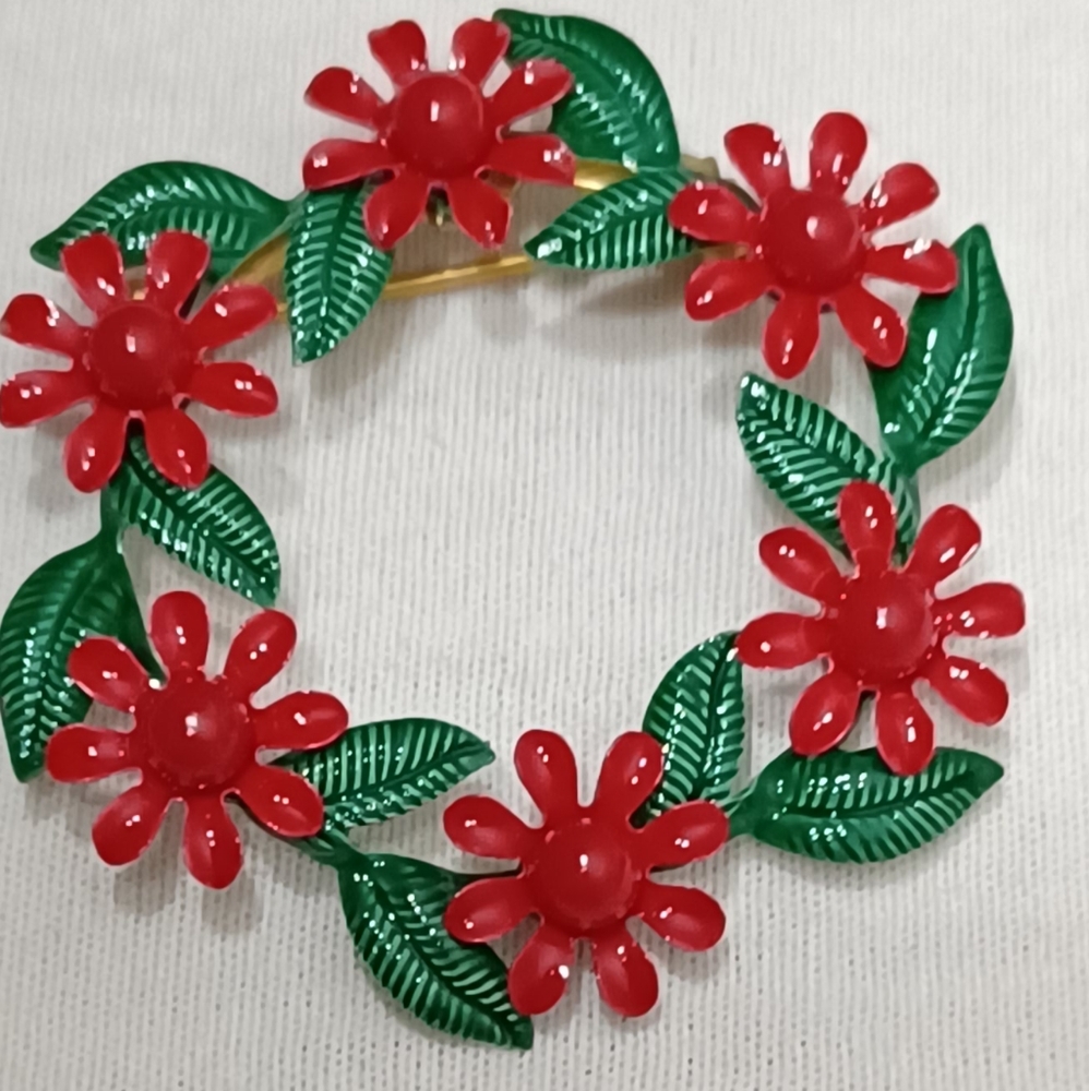 BEAUTIFUL CHRISTMAS WREATH BROOCH
